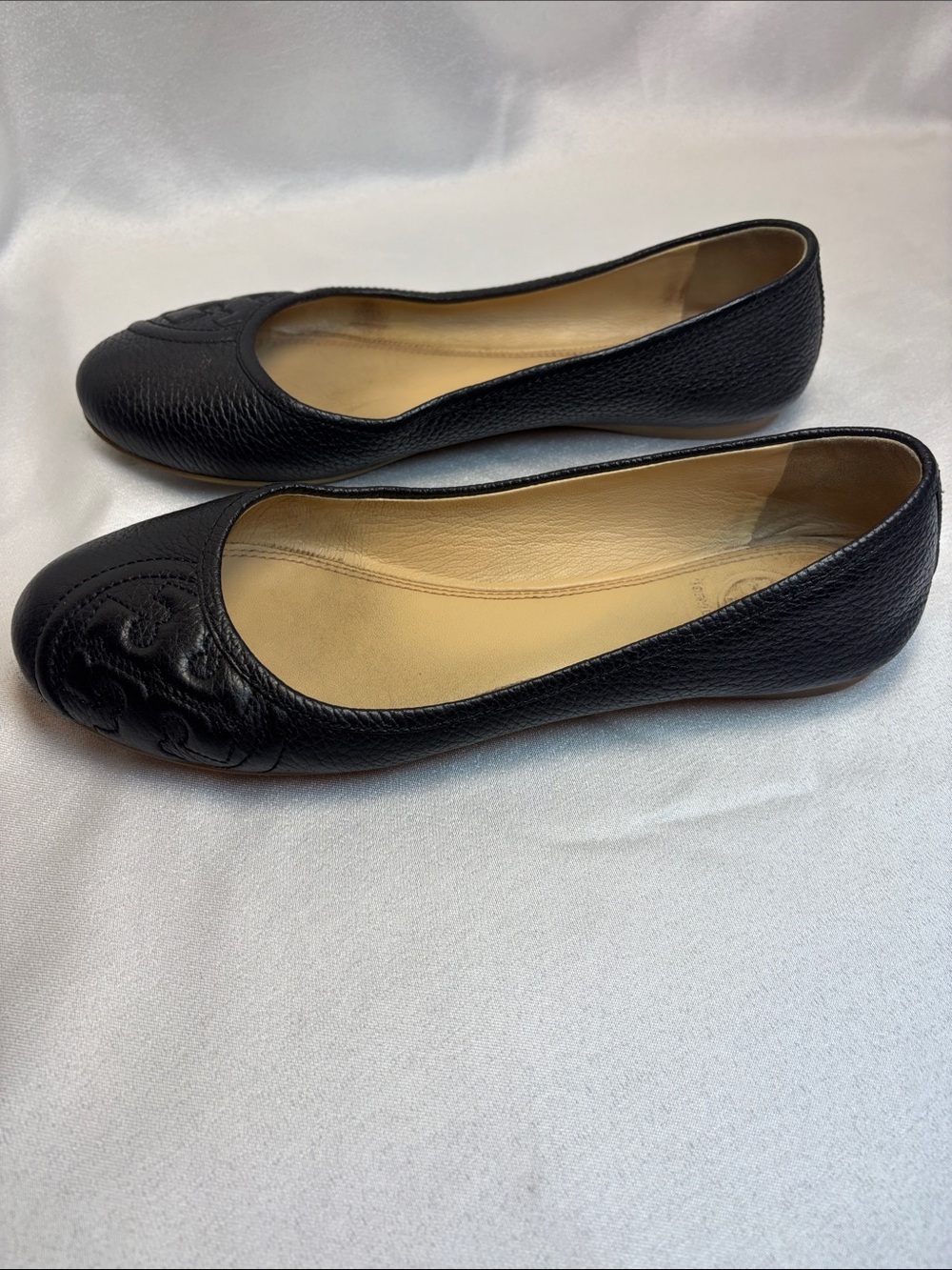 Tory Burch Black Pebbled Leather Logo Ballet Flats - Picture 7 of 10